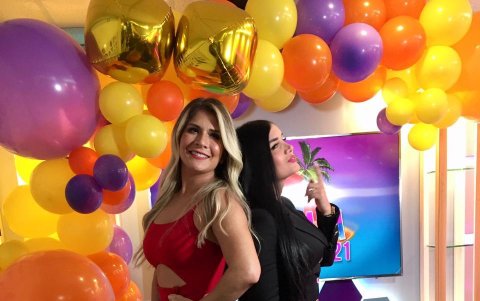 Las jóvenes presentadoras.