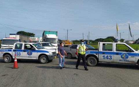 Hecho. Agentes de la Comisión de Tránsito en la vía a Daule.