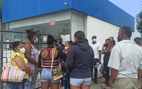 Familiares de reos esperan por información.