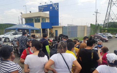 Familiares de reos en las afueras de la Penitenciaría del Litoral de Guayaquil.