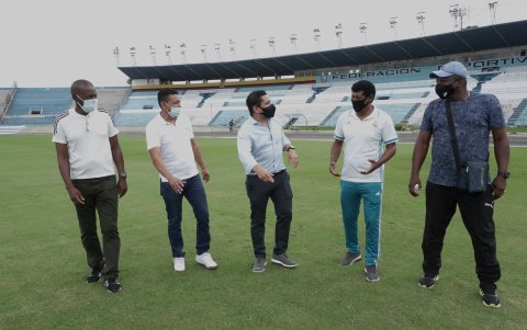 Roberto Ibáñez (c), presidente de Fedeguayas, recibió a los exfutbolistas.