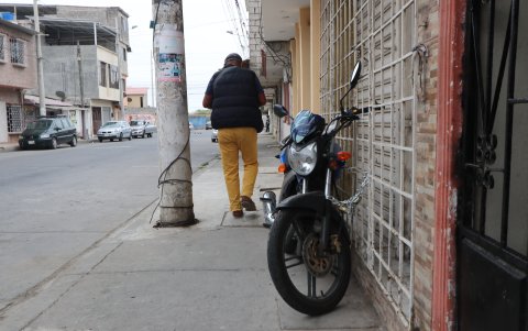 Efecto. Hay quienes encadenan sus motocicletas a las ventanas o locales, para evitar que se las roben.