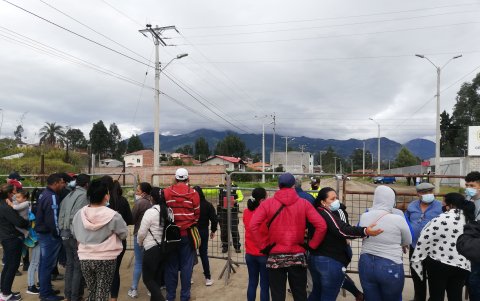 Familiares de los internos fallecidos en la cárcel de Turi ayer esperaban la entrega de los cadáveres.