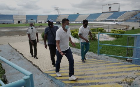 Carlos Barret Bone (atrás), Cristóbal Nazareno, Jhonn y Proaño, Stony Batioja (d) y recordaron las jornadas vividas en el estadio Modelo Alberto Spencer, que volverá a acoger partidos del campeonato nacional.