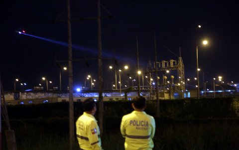 Policías y Militares controlan la situación en el centro penitenciario.
