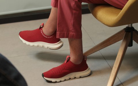 Pantalón estilo pitillo y zapatos deportivos.