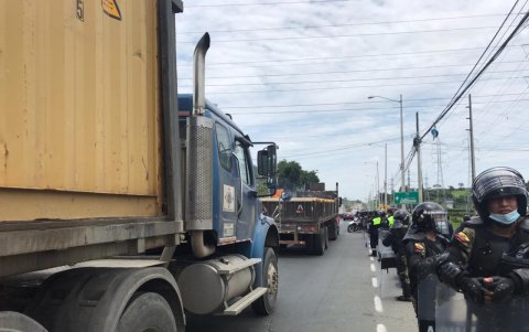 Pese a que los cierres en la vía no duran más de dos horas, dice el coronel, el tráfico en los últimos días en esta vía se ha tornado intenso.