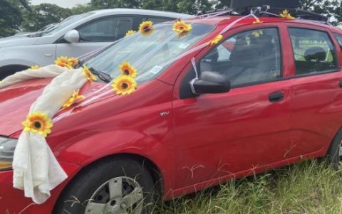 Algunos padres de familia decoraron su vehículo