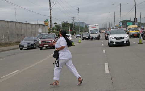 2. Agentes. Durante las horas pico, hay un agente en el tramo. Los ciudadanos piden que sean más y que se queden todo el día.