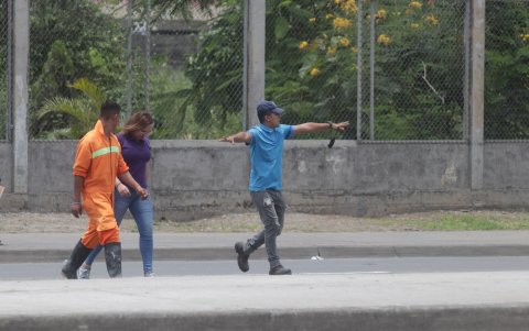 A través de señas, los peatones intentan evitar que los vehículos reduzcan la velocidad.
