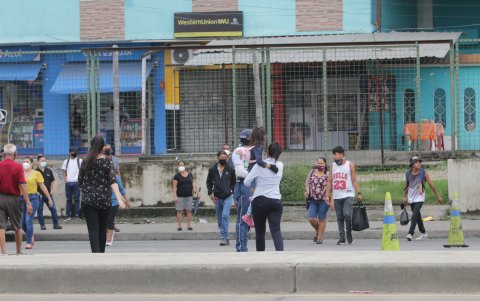 A diario, decenas de peatones se ayuden de los vigilantes para cruzar.