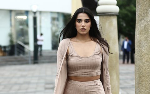 Sus medidas son 92-70-104.