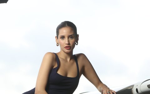 Look monocromático para la noche.