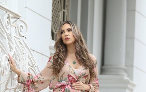 Vestido amplio para mayor comodidad.