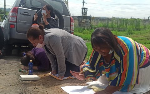 Los familiares de los PPL permanecen en los alrededores de las cárceles.