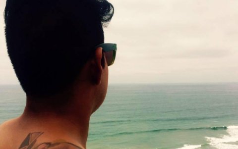 Luis Vera se tatuó a Chokolate en su espalda, un pitbull de 13 años.