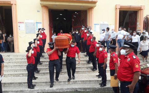Momento en el que los miembros de la institución sacaron el féretro de la iglesia.