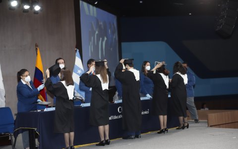 Los estudiantes solo tuvieron contacto con las autoridades del plantel al momento de la colocación de birrete y entrega de reconocimientos.