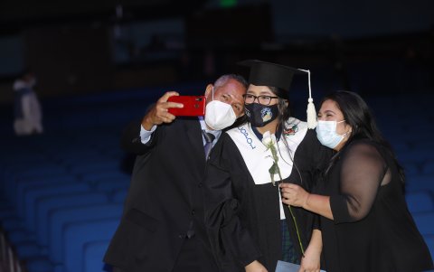 Solo los padres pudieron abrazar y tomarse fotos con sus hijos, al término de la ceremonia.