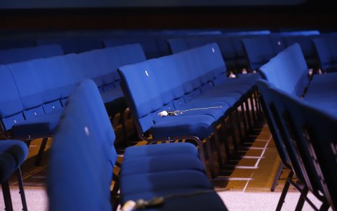 Una flor, colocada en las butacas, señalaba la distancia en la que debían sentarse los jóvenes junto a sus padres.