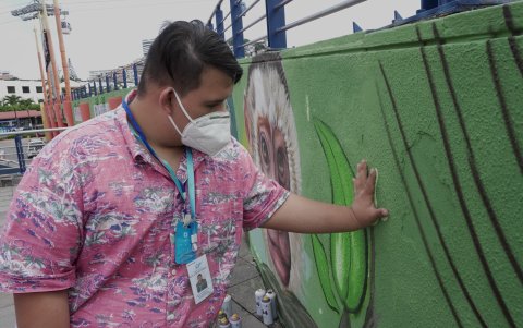 Aldo Cantoni se emociona y opta por plasmar su mano, los organizadores del mural optaron por dejarla, aunque sale de lo planificado.