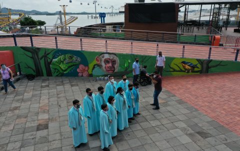 El coro municipal, de personas no videntes, Notas de Luz se presentó para celebrar la culminación del mural.