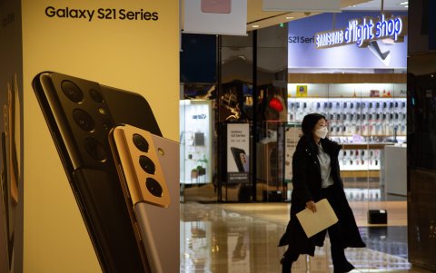 otografía de archivo fechada el 27 de enero de 2021 que muestra a una mujer que visita una tienda de Samsung en Seúl (Corea del Sur).