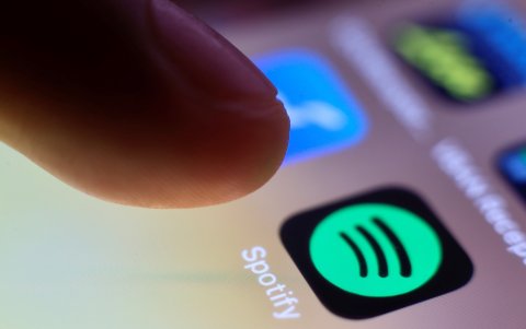 Fotografía de archivo fechada el 30 de julio de 2020 que muestra el logo de la aplicación Spotify en el teléfono celular de un usuario, en Taipéi (Taiwán).