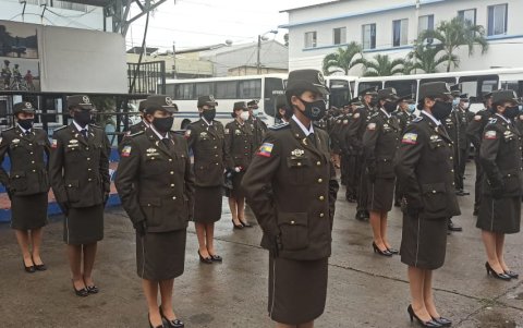 Personal. Los nuevos policías fueron recibidos por el comandante César Zapata, en el Cuartel Modelo.