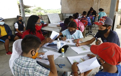 La terraza de casa, en construcción, ha sido adaptada para recibir a decenas de estudiantes que no quieren perder el año.