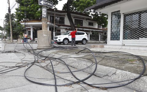 Hecho. Un camión derrumbó parte del cableado aéreo.