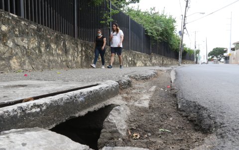 Hecho. En la calle Olmos hay alcantarillas con daños.