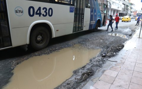 Calle Rumichaca. Así ha permanecido la calle durante varios meses. El Cabildo, tras las quejas, finalmente se ha comprometido a repararla.