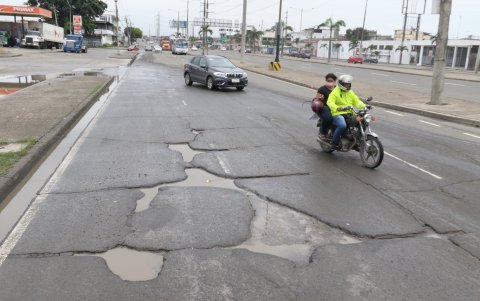 venida 25 de Julio. Por el estado en el que se encuentra la vía, ni los buses ni los autos pueden circular. Incluso para el peatón es complicado cruzar.