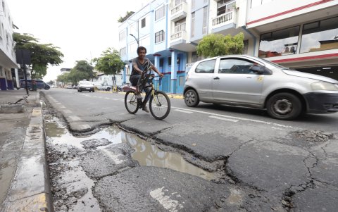 En algunos puntos de la calle Luque, muy pocos conductores se atreven a circular por el carril que deben, debido a los huecos en las vías.