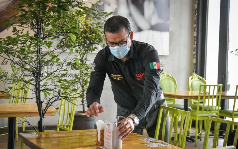 La pasión por su trabajo lo han llevado a preparase constantemente en lo que hace,