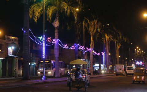Calle. A lo largo de siete cuadras están lazos iluminados.