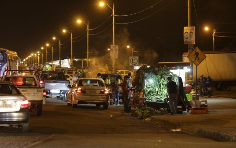 Zona. En la principal vía el comercio informal se ha asentado. Hay hasta tres columnas de vehículos estacionados. Exigen controles eficientes.