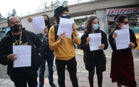 Los artistas acudieron a dejar sus cartas a la sede del Núcleo de Pichincha, en la avenida Patria y 10 de Agosto, pero no había atención.