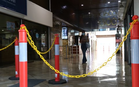 Evidencia. El edificio San Francisco 300, uno de los edificios íconos del centro muestra un importante reducción de sus usuarios desde marzo del año pasado.