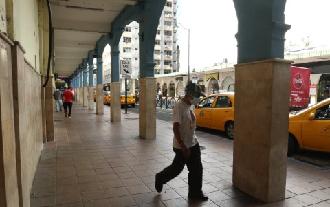 Ausencias. Hasta 500 mil personas llegan en tiempos normales hasta el hipercentro entre las 07:00 y las 19:00. Una gran parte lo hace para cumplir un horario de trabajo.