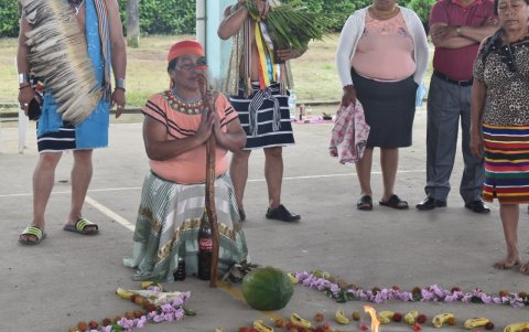 Sitio. La comuna El Poste está en el kilómetro 10 de la vía con el mismo nombre, su ingreso es por la cooperativa 15 de Septiembre Quevedo-Chone.