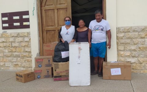 Los voluntarios aportan con la entrega de víveres y artículos de higiene a personas de escasos recursos económicos.