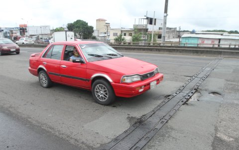 Unos de los puentes en Guayaquil que necesitan mantenimiento.