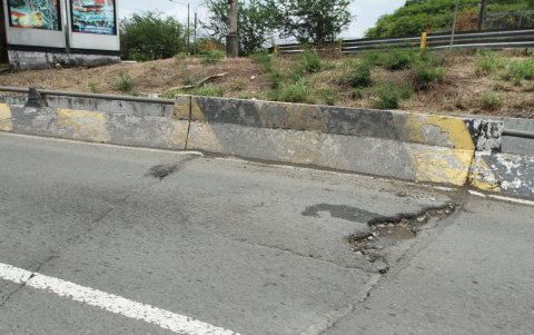 Un bache en el puente de Bellavista que va hacia la avenida Carlos Julio Arosemena.
