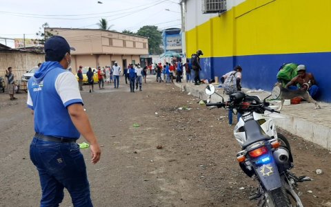 En los alrededor de los mercados también se instalan  personas sin hogar o que consumen drogas Hay quejas ciudadanas porque algunas, advierten los peatones, tienden a ser agresivas.