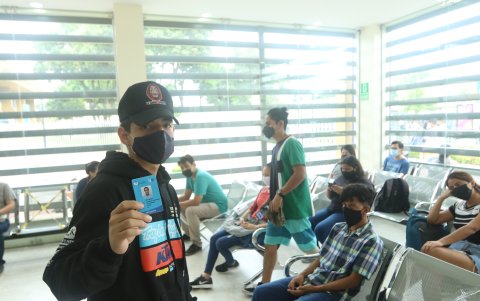 Los estudiantes acuden a la Universidad de Guayaquil para retirar sus credenciales.