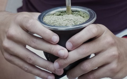 El delantero de 9 de octubre disfrutó de un mate durante la entrevista.