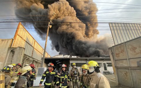 Bodegas de un reconocido almacén de electrodomésticos se quemaron luego de un voraz incendio.