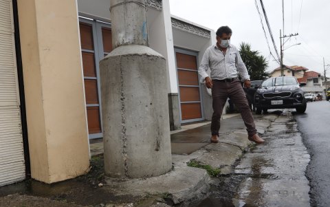 Las veredas. En Lomas de Urdesa, estas no facilitan la circulación a los peatones, la mayoría están rotas, son angostas y tienen obstáculos.